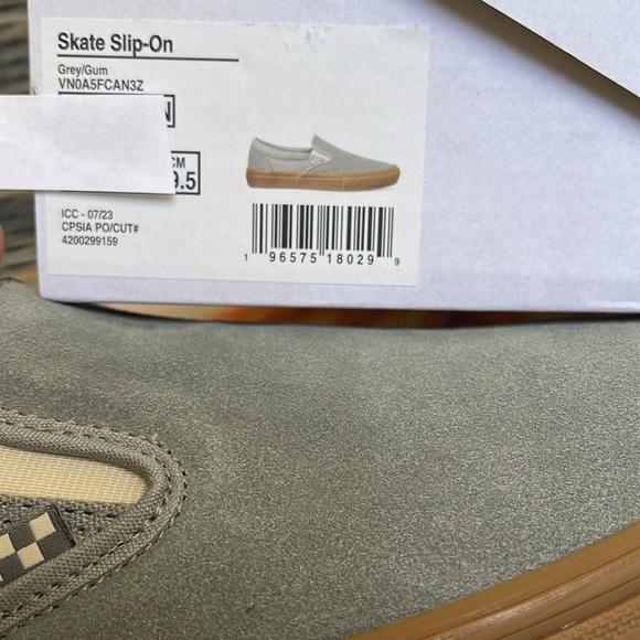 Vans WMNS Skate Slip-On Grey/Gum
VN0A5FCAN3Z
Sneakers - Picture 16 of 16
